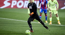 31岁世界冠军足球生涯落幕：伤病困扰下的退役抉择